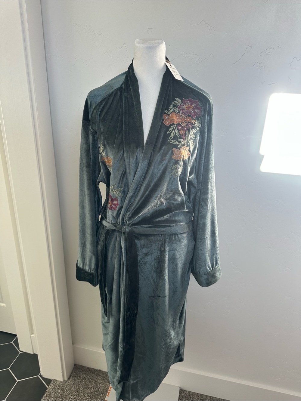 NEW- World Market- Women's Velvet Floral Embroidered Robe - Picture 2 of 8